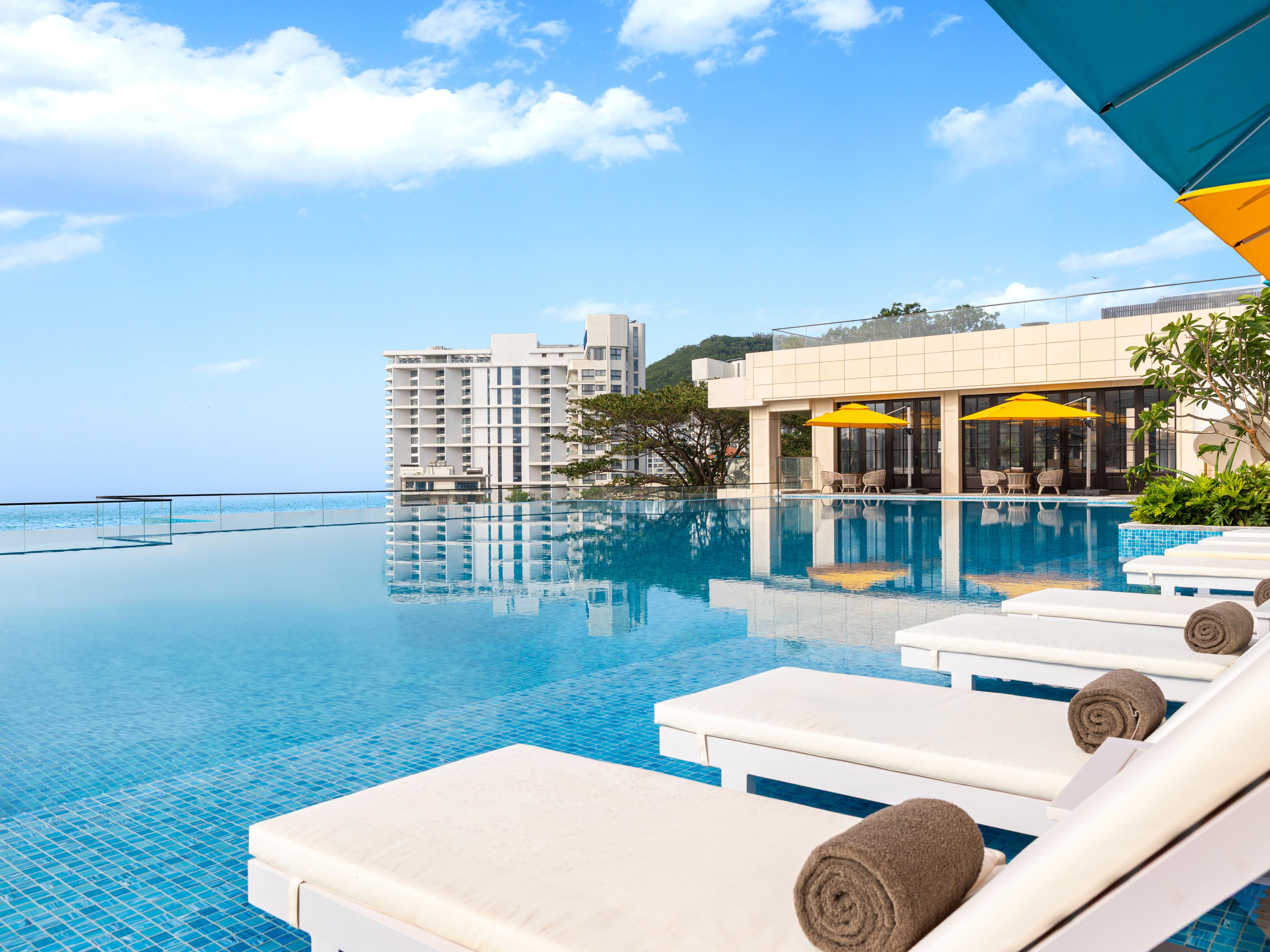 妙趣横生，大片触手可及。邂逅澄澈如蓝宝石般的泳池，可借助自然光将泳池与山海风光框入画面。