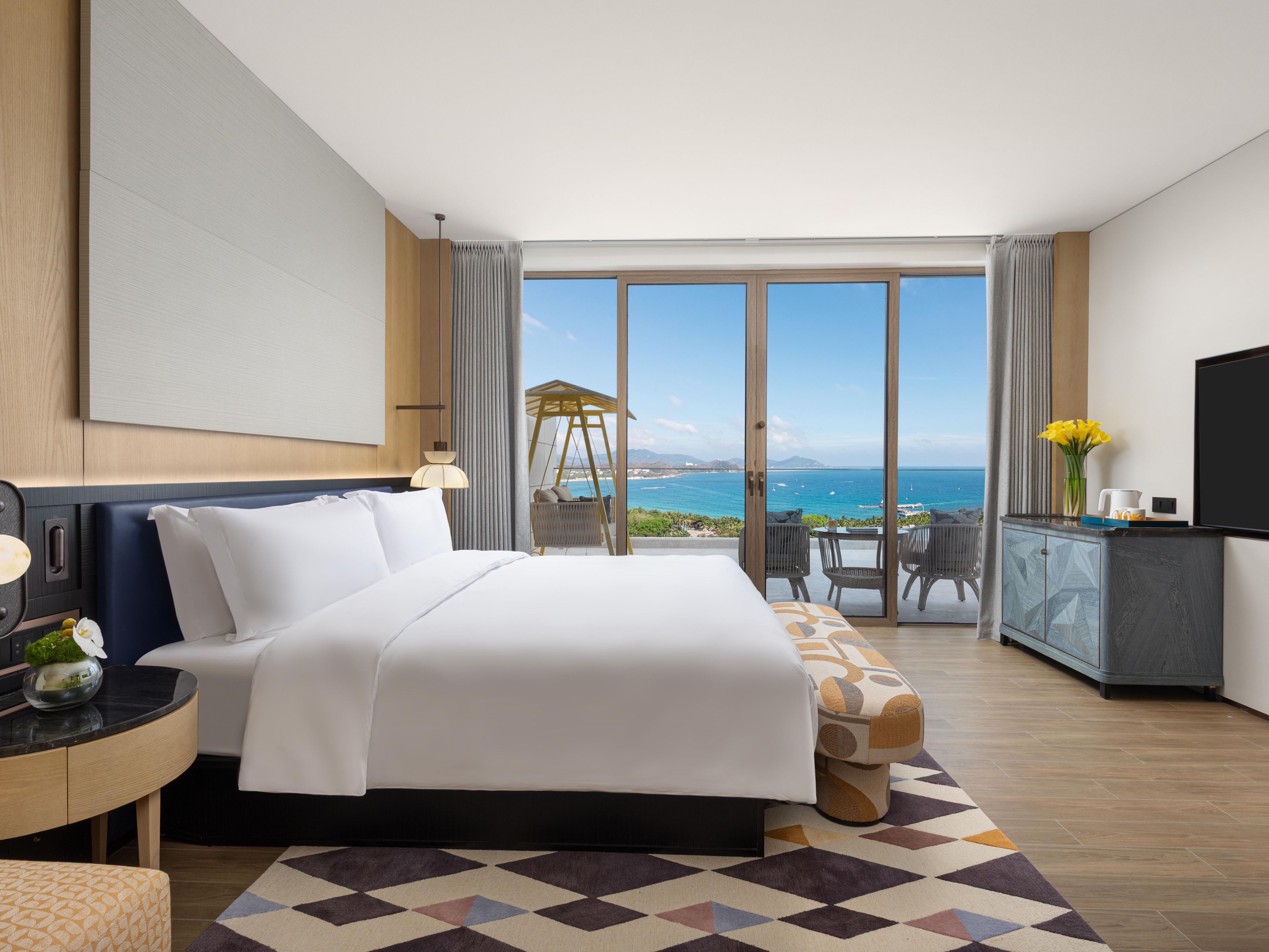 尊享大东海蔚蓝海域，凭栏听浪，声声叩心，疲惫悄然消散。