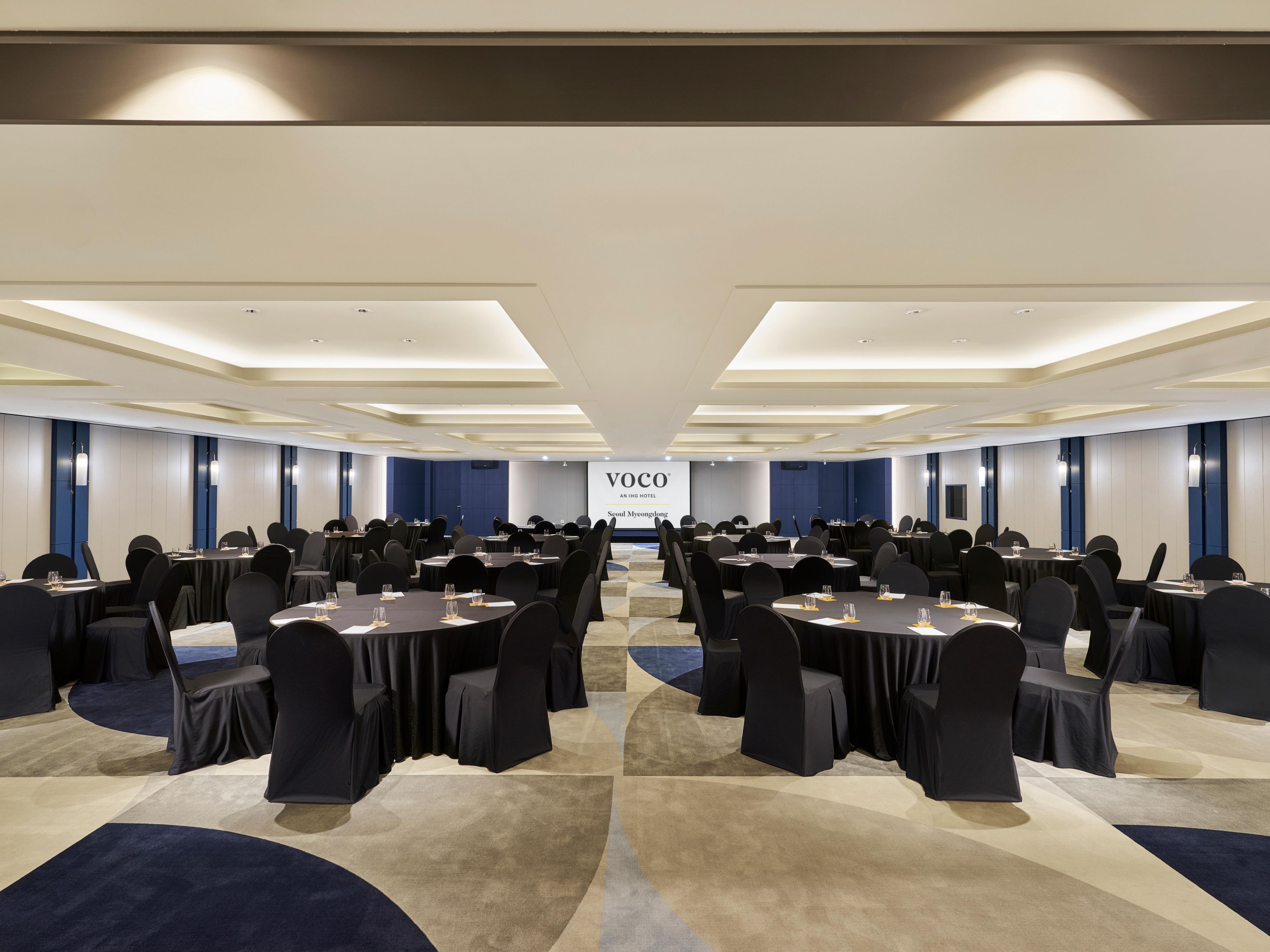 Level up your meetings at voco Seoul Myeongdong. Stylish interiors, smart setups, and flexible layouts, our banquet hall can accommodate up to 220 guests and is designed to host intimate conferences, spectacular events, and important meetings in a setting that balances form and function.