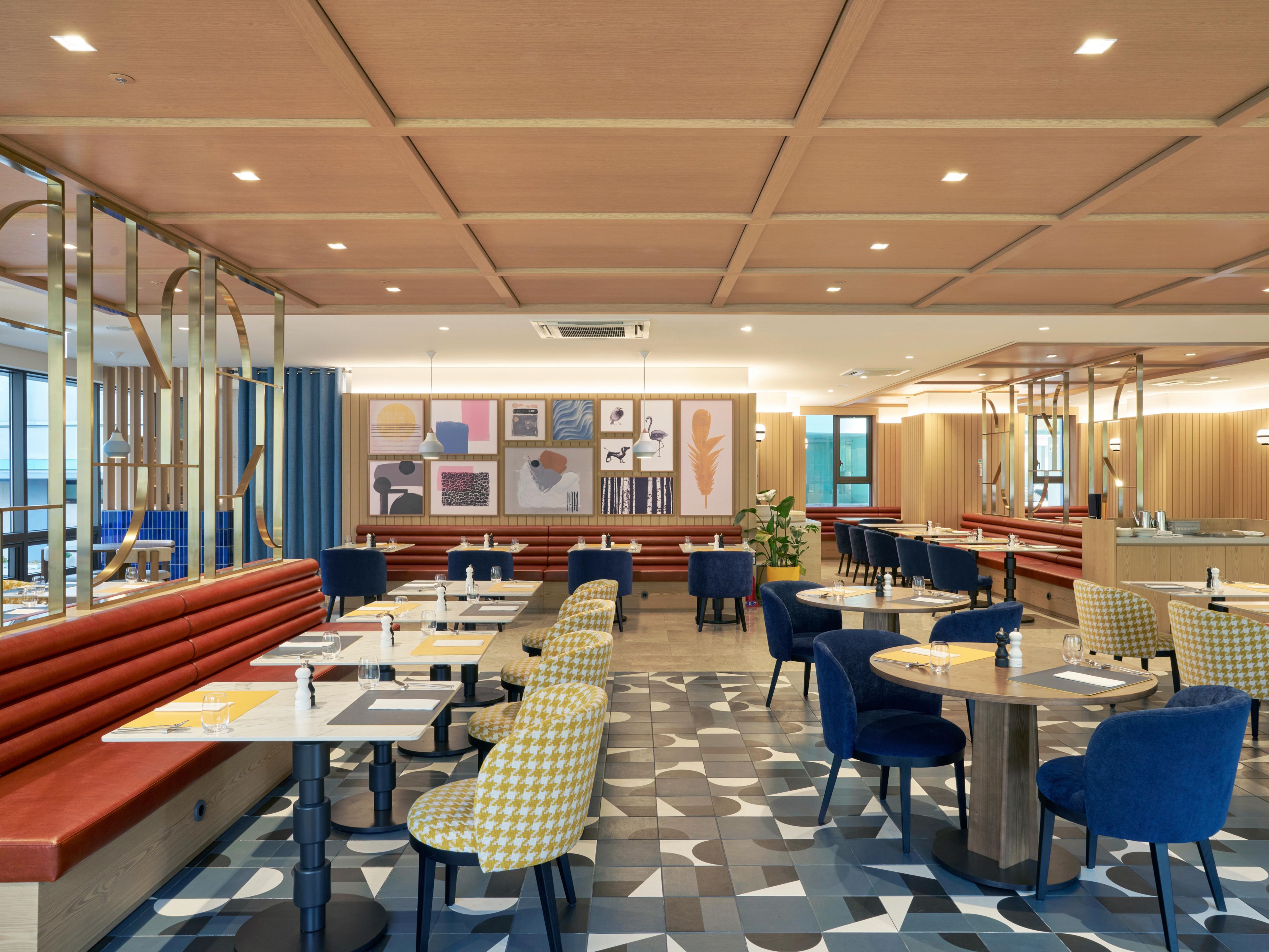 Come hungry and leave happy at 52 Market Place. Your appetite matches your mood as you start with a fresh breakfast buffet, enjoy Korean local food from Myeongdong and Namdaemun at lunch, then wind down with pocha-style bites and drinks. This all-day dining restaurant and bar is situated on the second floor, offering a glimpse of Seoul’s charm.