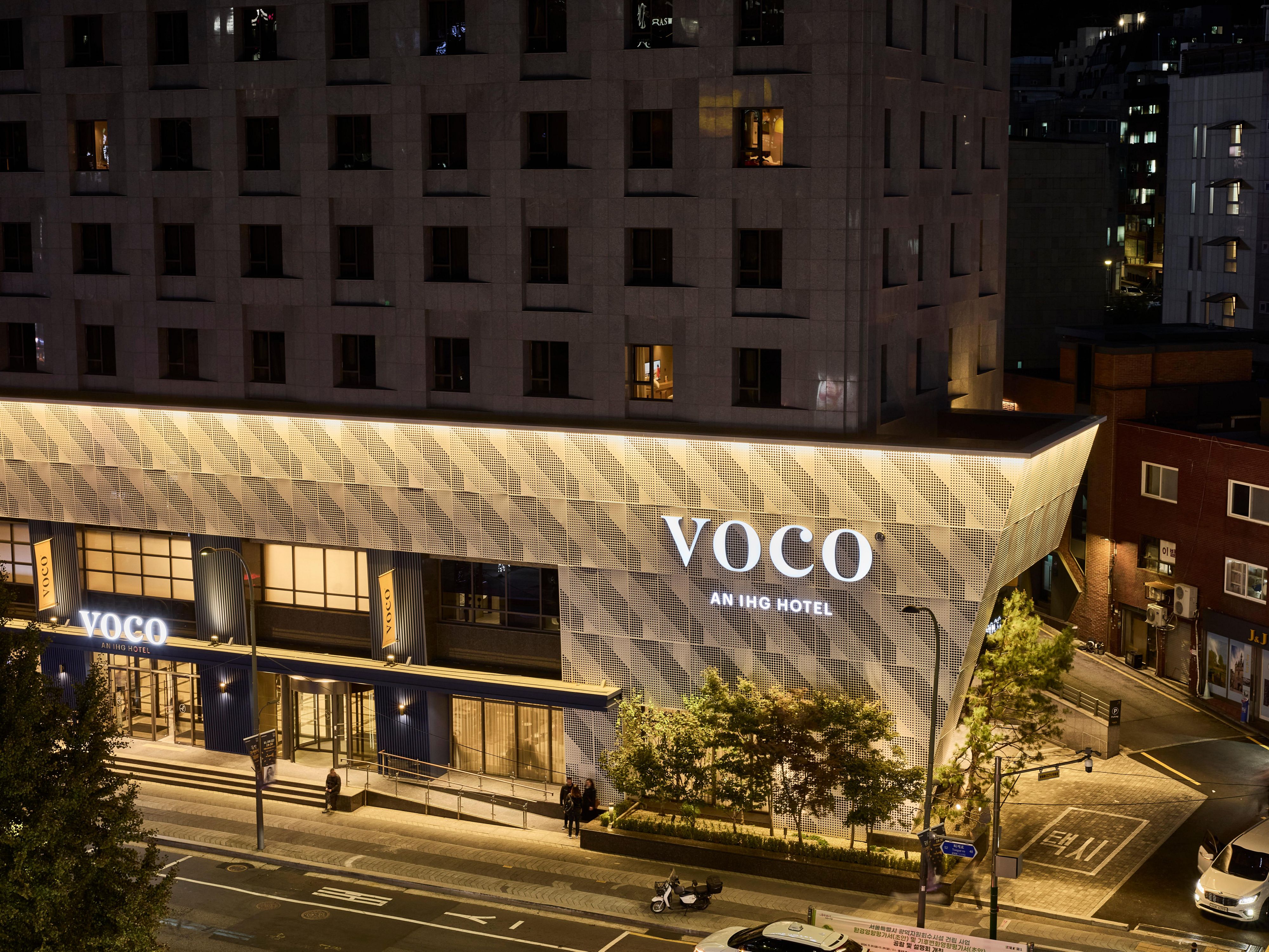 Convenience begins the moment you check in to our hotel. Hoehyeon Station (Exit 3, Line 4) is just a minute away, with the subway and Limousine Bus No. 6001 that seamlessly connects you to the bustling markets of Seoul and other business districts. It’s perfect for those looking for hotels near Seoul Station and hotels near Incheon Airport.