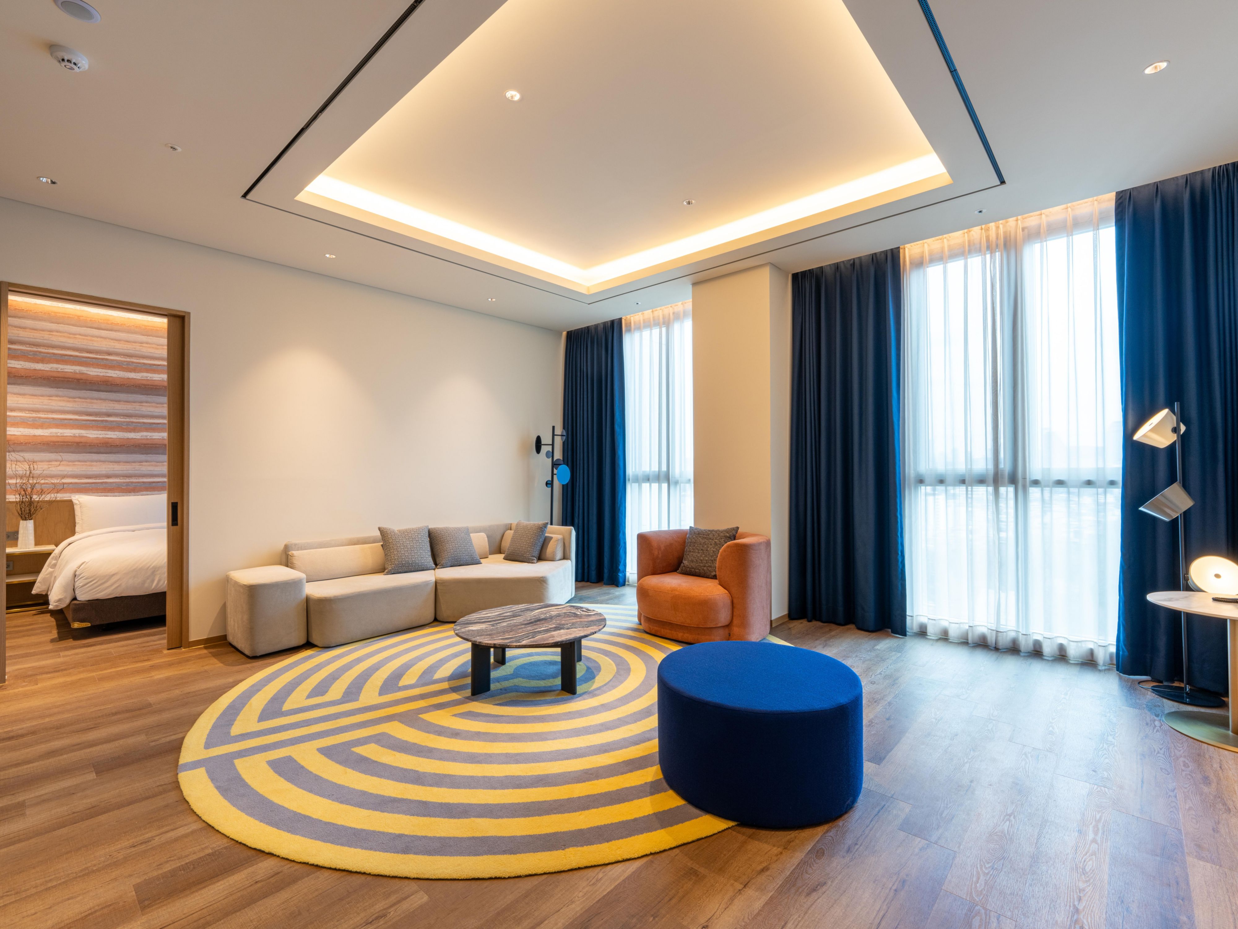 可容纳最多5人的两卧室皇家套房，配备独立浴缸浴室、淋浴间、厨房等设施，是家庭或团体游客的理想选择，尊享私密与舒适。