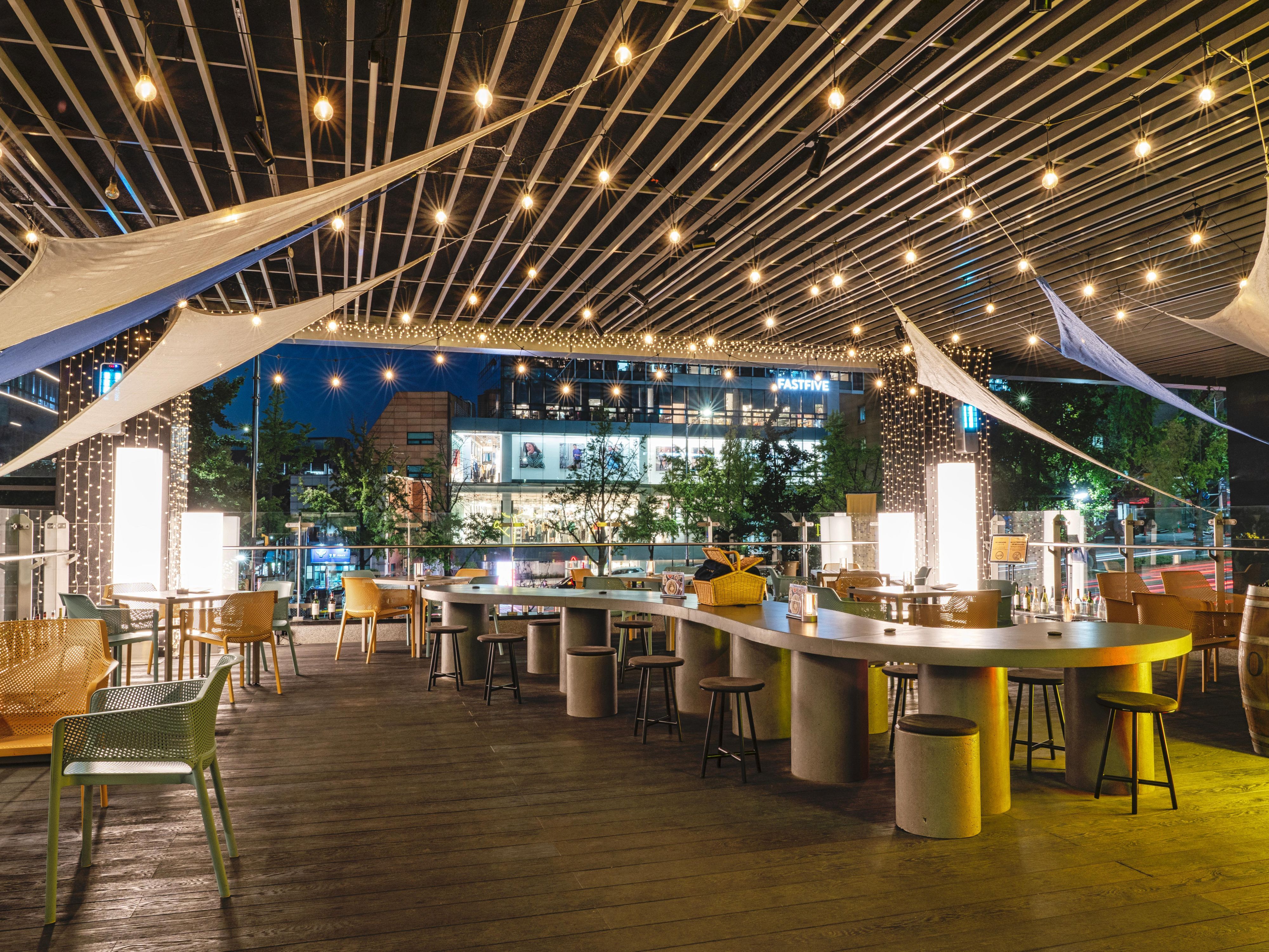 在露天露台上感受城市风光与自然微风，享受悠闲惬意的用餐时光。让每一餐都成为城市中的特别回忆。