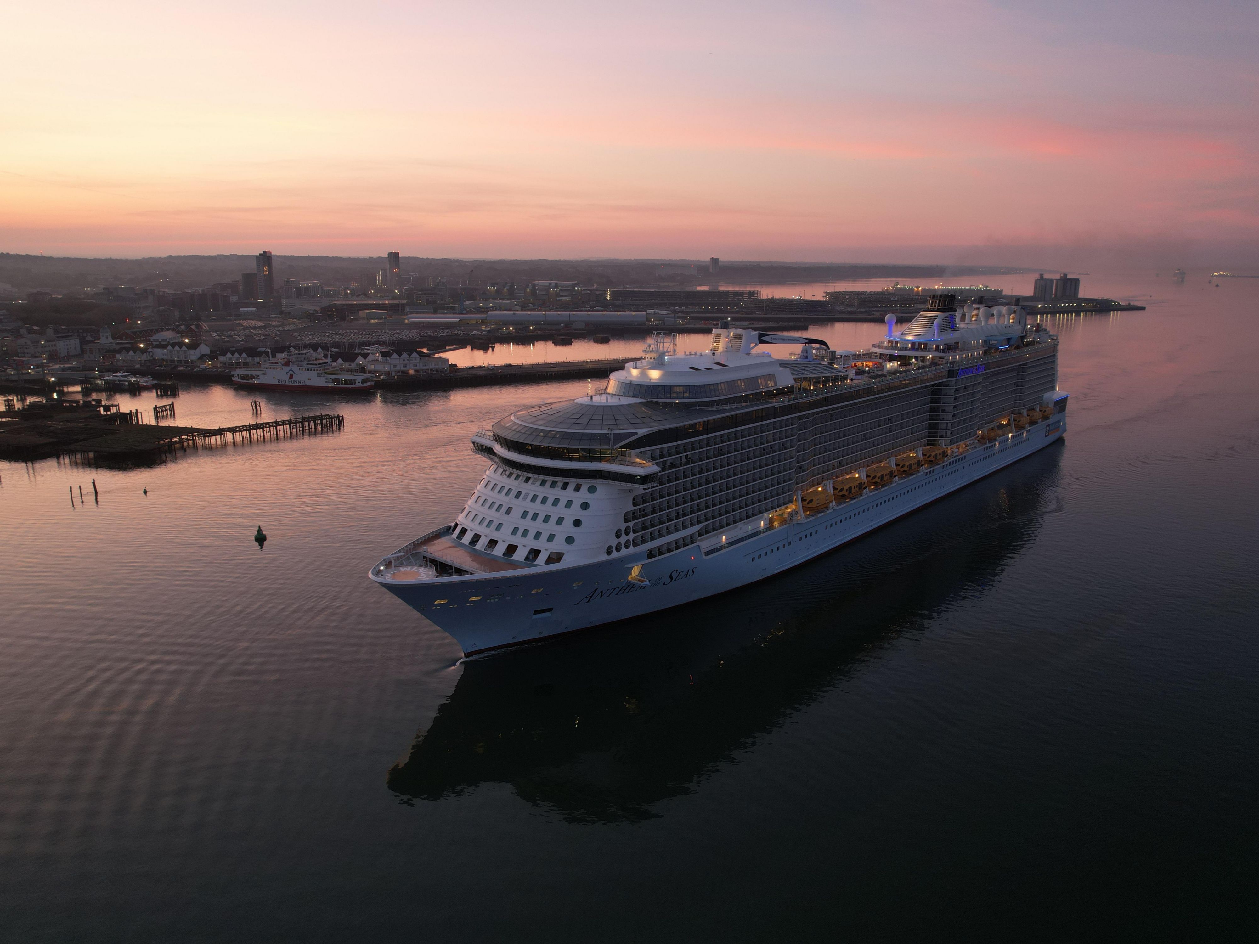 Nestled just steps away from Southampton's iconic cruise terminals, voco Southampton offers the perfect location to unwind before your voyage. Enjoy direct access to the terminals, ensuring a seamless and stress-free start to your cruise adventure.