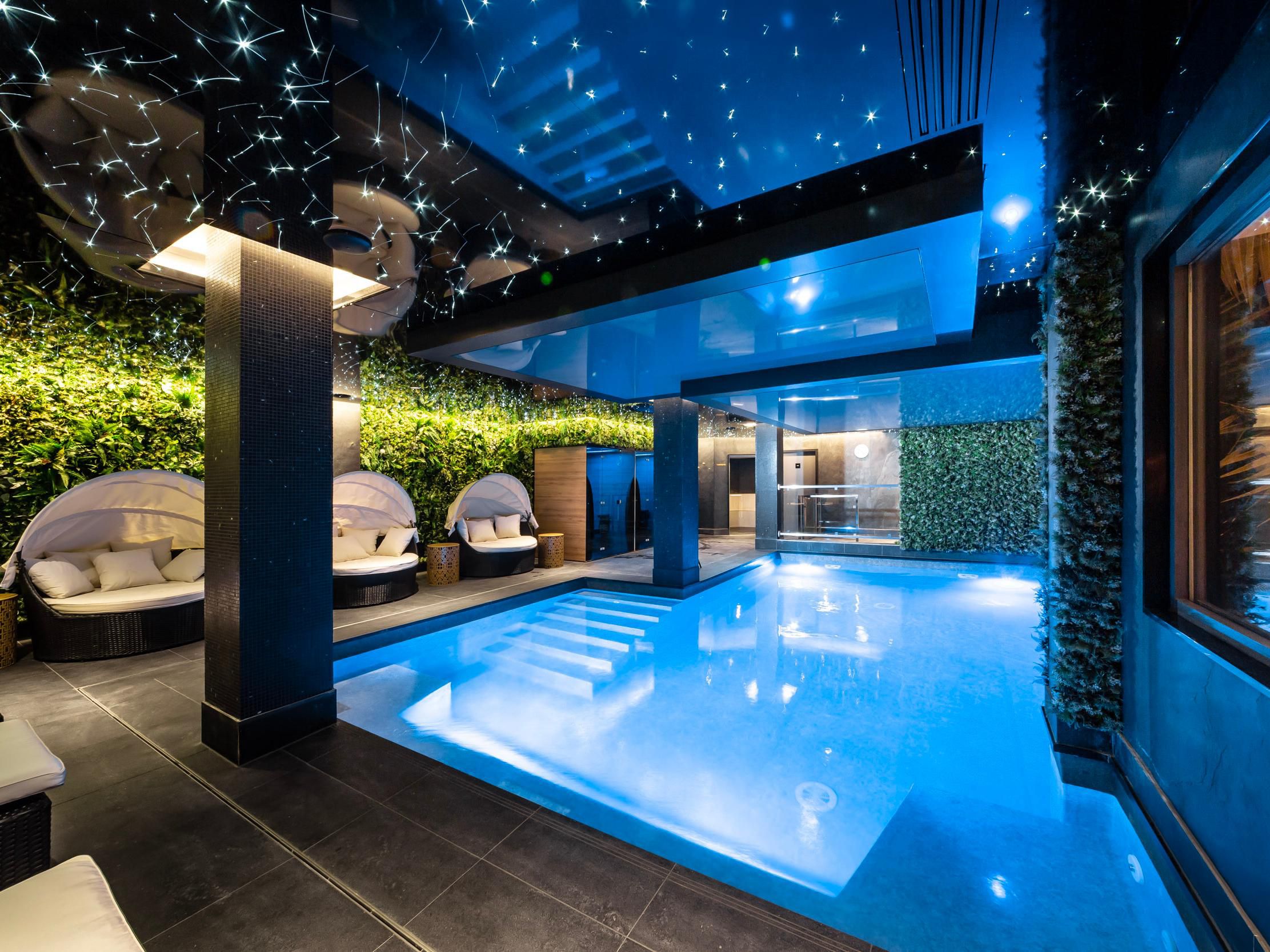 For a contrasting mood, our spa is a real haven with its living wall, low lights, and loungers. If you’d rather not work too hard, you can bask in the hammam, book a massage or enjoy a heat treatment in our Physiotherm cabins.