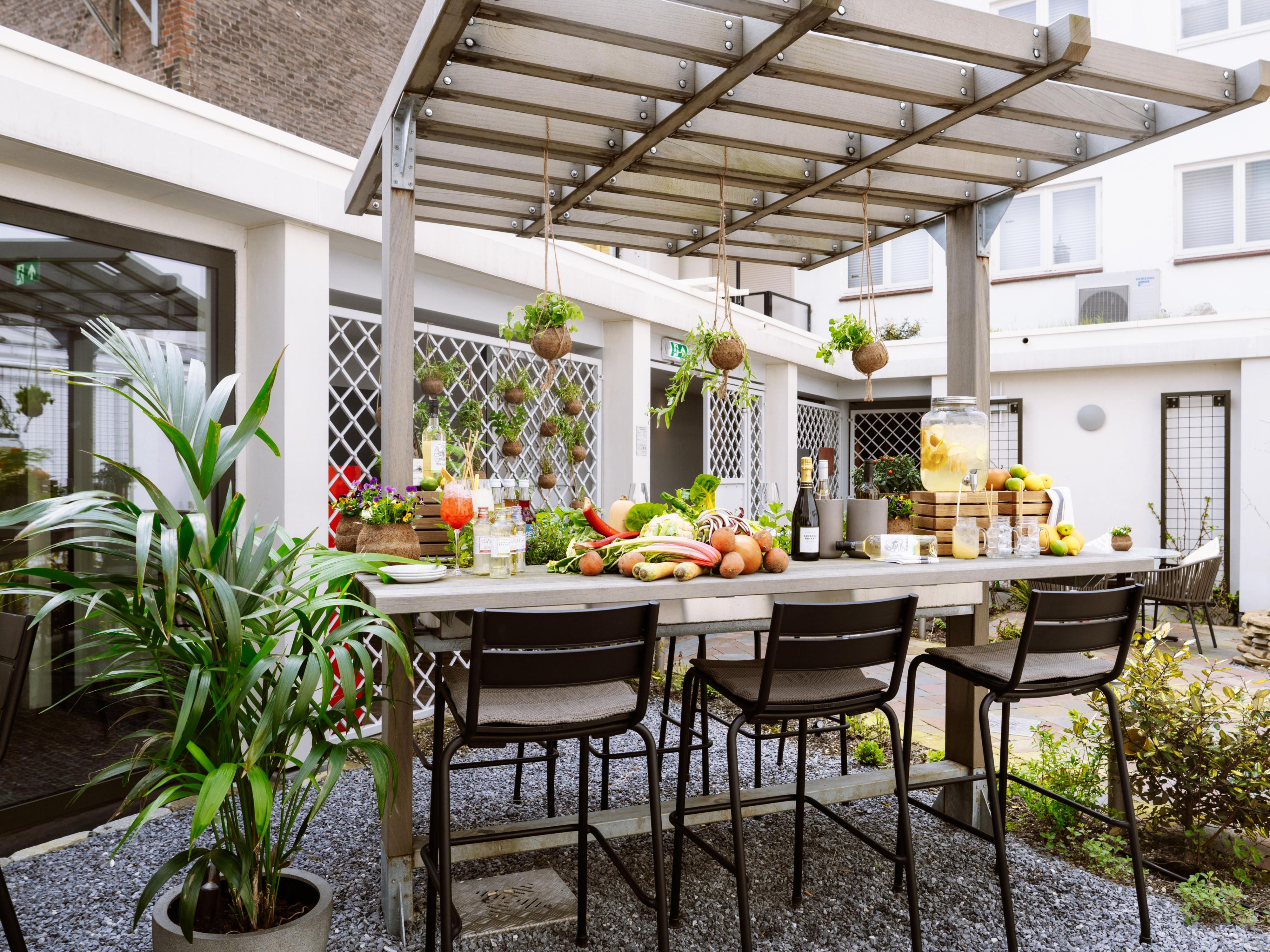 Enjoy a tranquil setting perfect for both casual meals and special occasions. Surrounded by lush greenery, it’s the ideal spot to relax and savor a selection of fresh, seasonal dishes in the heart of The Hague. 