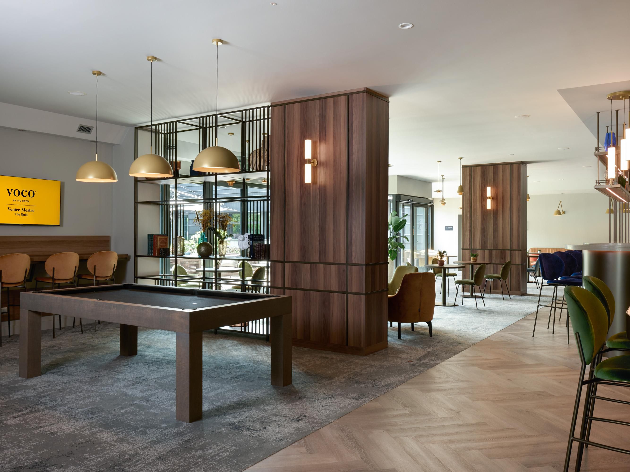 Loose the tie knot at our Bar, an inspiring and lively environment in which you will have the chance to start productive mornings and finish off with an ice-cold beer and a match in the adjacent gaming areas successful business days in Venice Mestre!