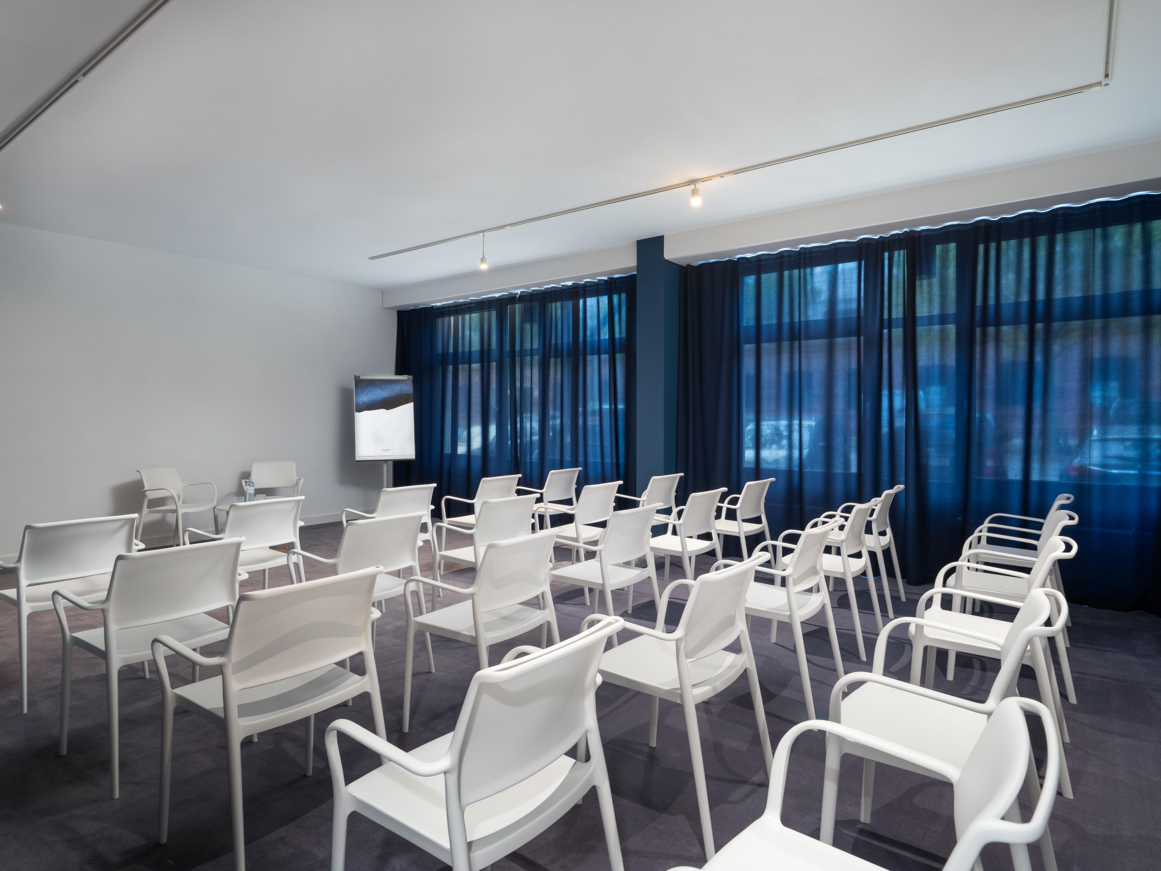 Our hotel has three contemporary meeting rooms: “Smart“ is 55m² and accommodates 60 people, while “Inspire“ and “Connect“ are 33m² and accommodate 30 people each. They share a foyer. Looking for a more intimate setting? Our meeting suite for up to four people offers a lounge atmosphere and includes a refrigerator. And a little welcome surprise.