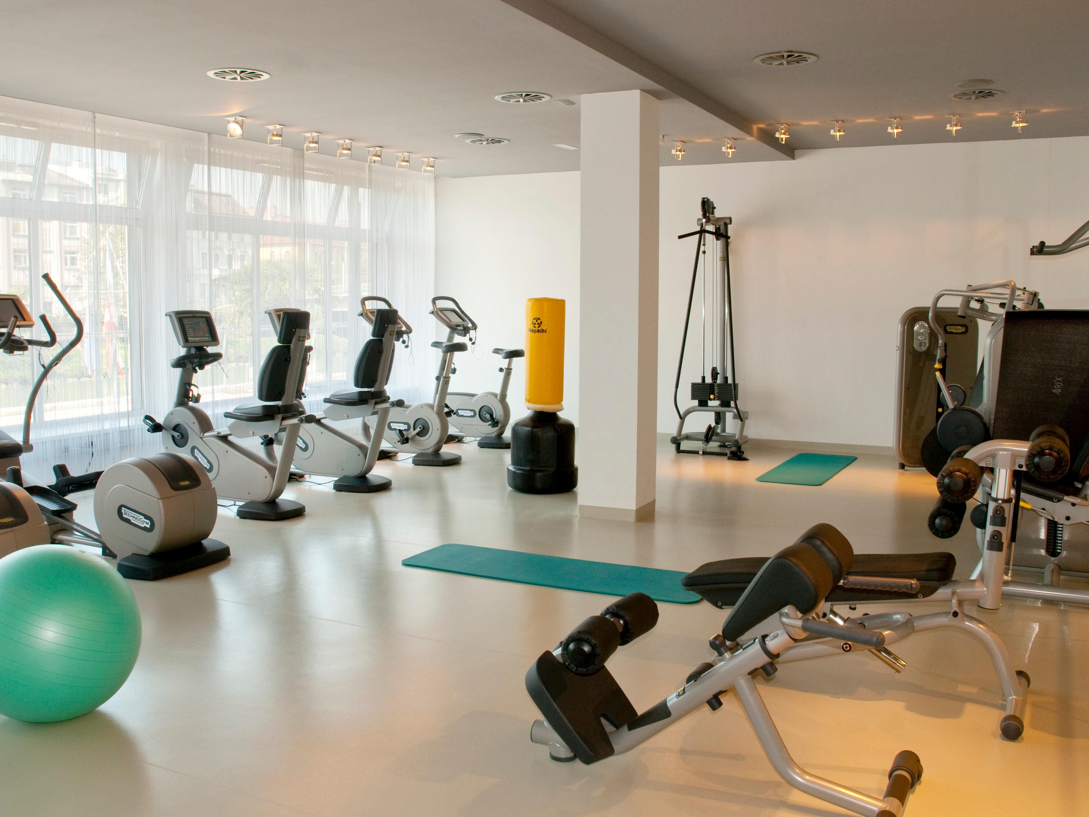 In our spacious fitness room covering 800 exclusive square metres, you will find everything you need for a balanced workout. State-of-the-art equipment from leading manufacturers is available to help you achieve your fitness goals, be it strength building, endurance training or targeted body toning.