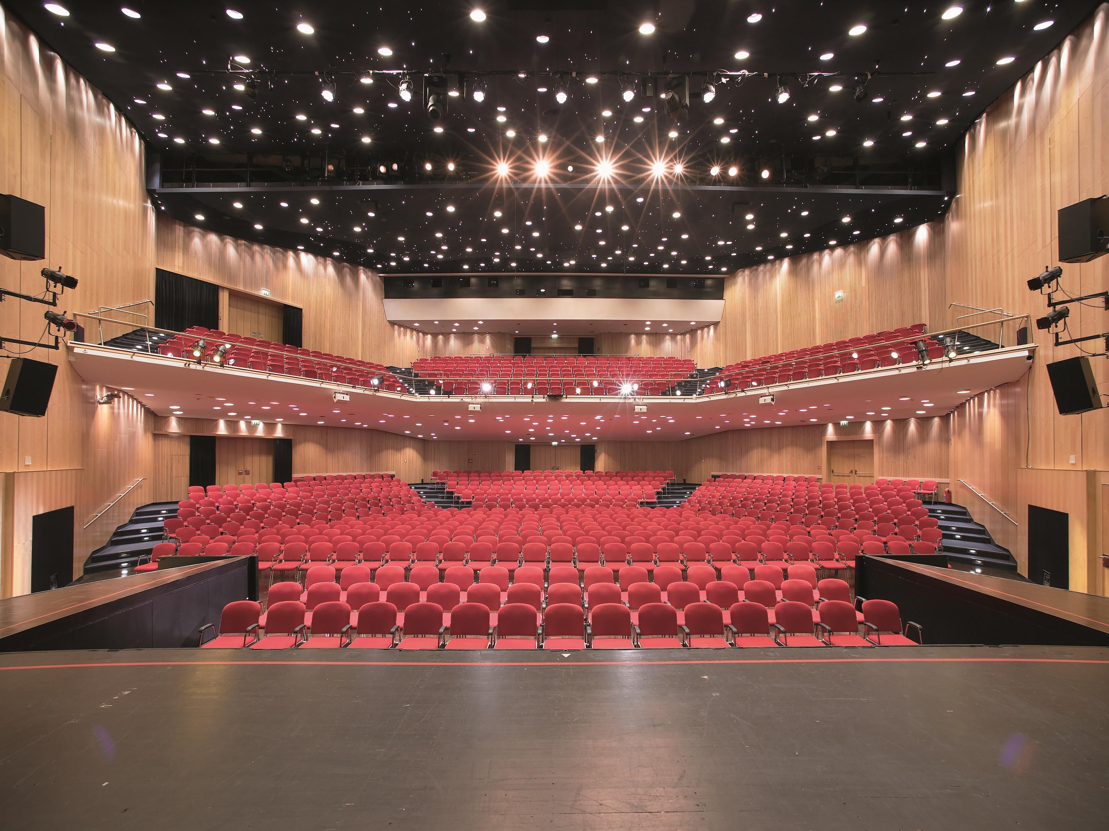 Discover the most extraordinary congress location in Austria - the Congress Centre Villach, seamlessly connected to the Hotel voco Villach. With a capacity of up to 2000 people, this venue offers the perfect setting for any type of event. State-of-the-art equipment, flexible rooms and a top location included.