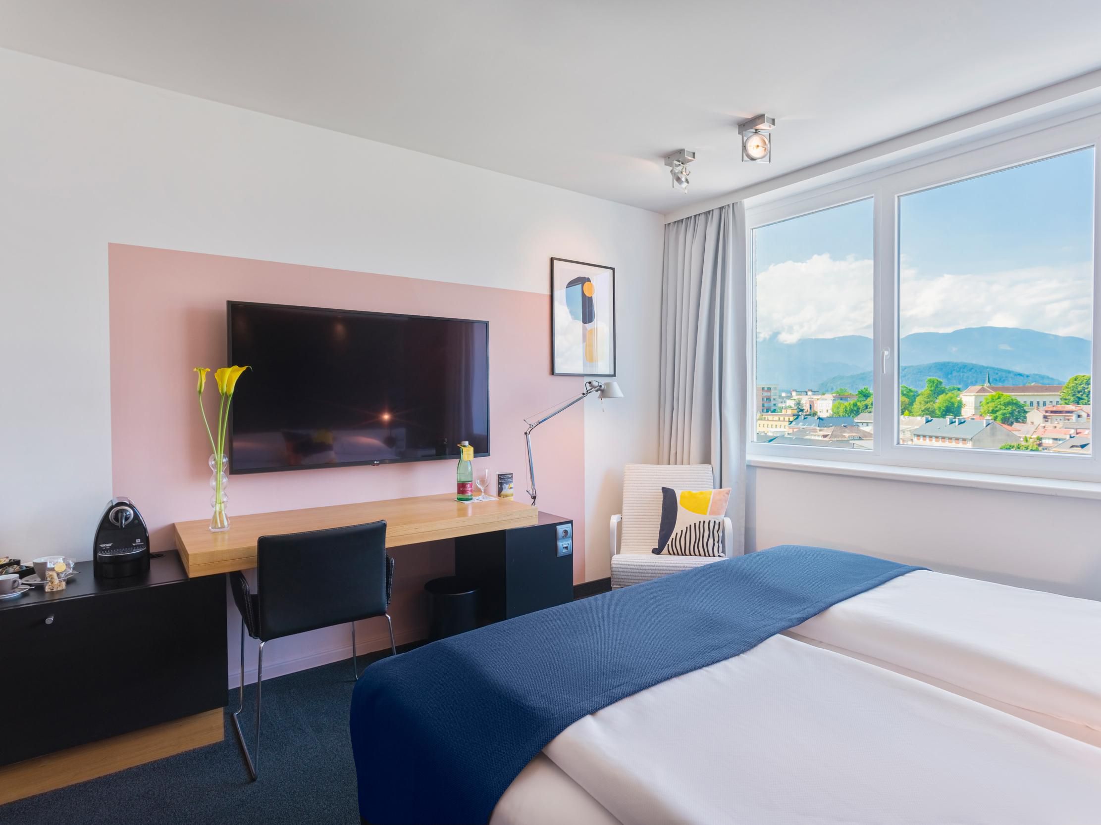 Enjoy pure elegance in our premium rooms with breathtaking views of the Drau at the voco Villach. This exclusive retreat combines modern comfort with a picturesque view of the Drau and the city of Villach. Relax in the stylish ambience and experience first-class amenities that will make your stay unforgettable.