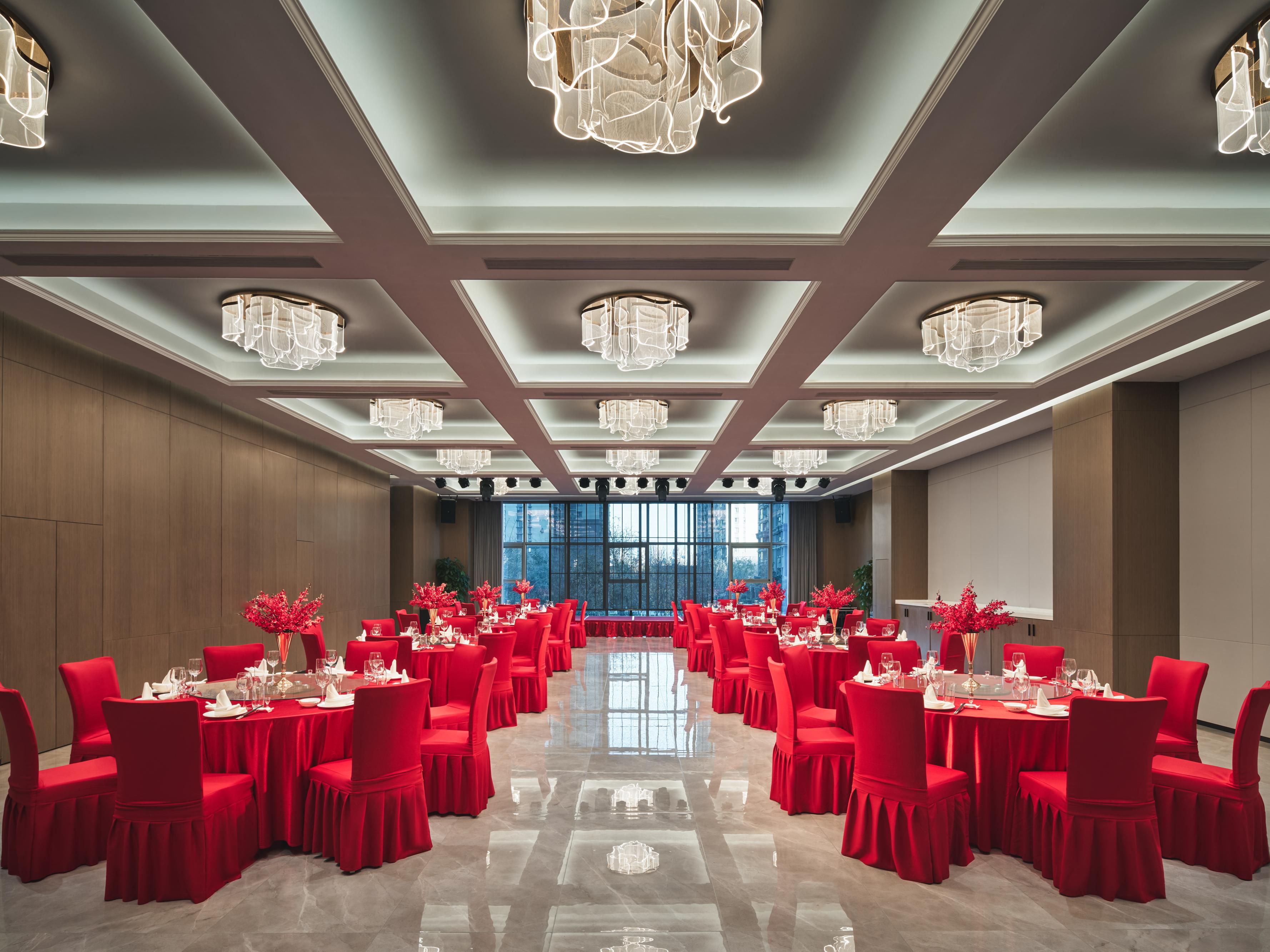 静禾轩中餐厅，拥有装饰风格多样的独立包间6个，无柱宴会大厅2个，同时可容纳约200人用餐，设计装饰时尚且充满本地特色，餐厅主营陕菜、粤菜，独具特色的招牌菜式让人感受“食在西安，味在传奇”的魅力，亦可在私密优雅的环境中尽享美食盛宴。