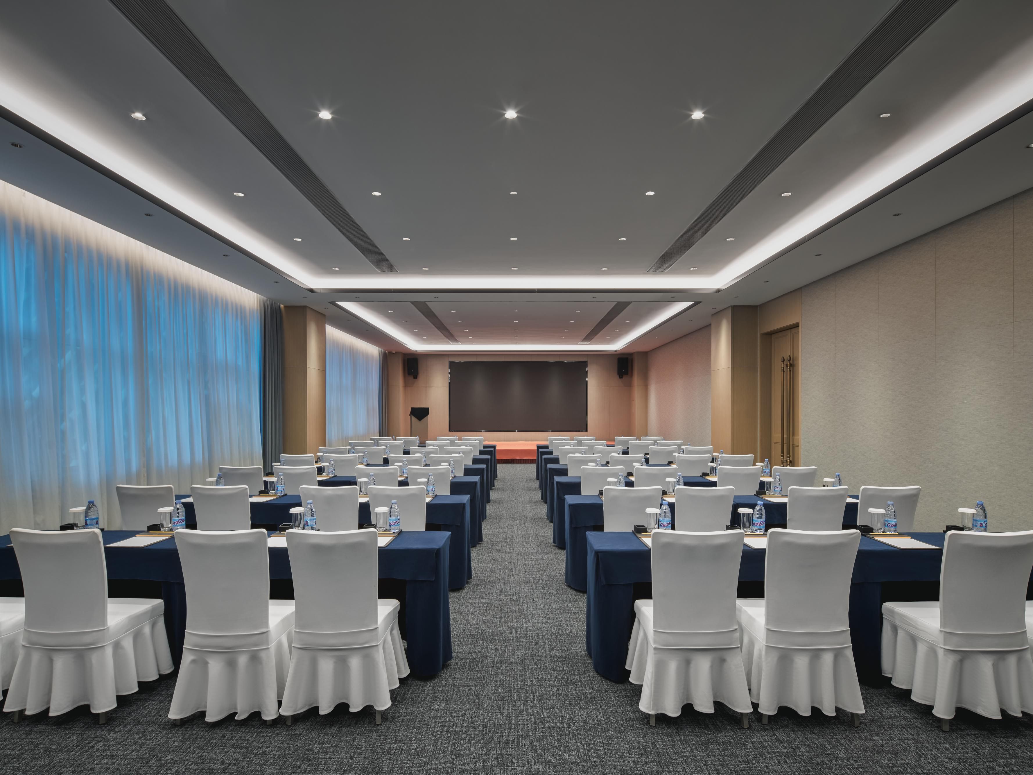 灵动和趣意贯穿于660余平方米会议及活动空间。6间灵活多变的多功能会议室，分布于酒店二层和三层，拥有自然采光，配备有LED显示屏等先进的视听设施，提供周到贴心的一站式服务，满足商务会议、座谈会或社交活动等多元而别致的会务需求。