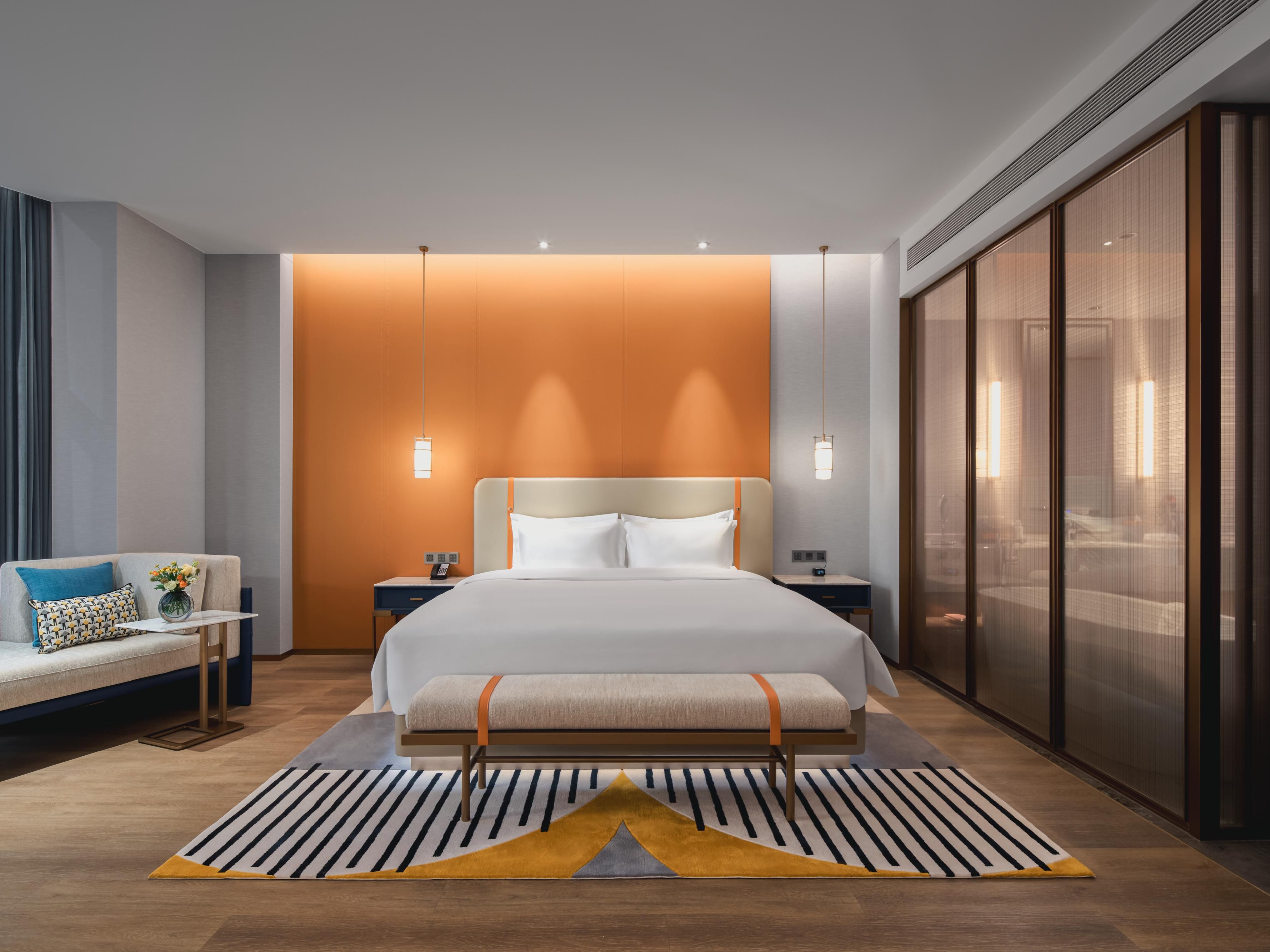 酒店136间宽阔、明亮、轻奢风格的客房及套房，采用全景落地窗设计。 部分楼层客房还配有宽大的观景阳台，为您增添闲趣兼具舒适的下榻享受。所有客房均配备智能客控系统、高品质品牌洗浴用品、床垫和床品，以及多种睡枕选择，令您酣然入梦，悠享“独处时光”。