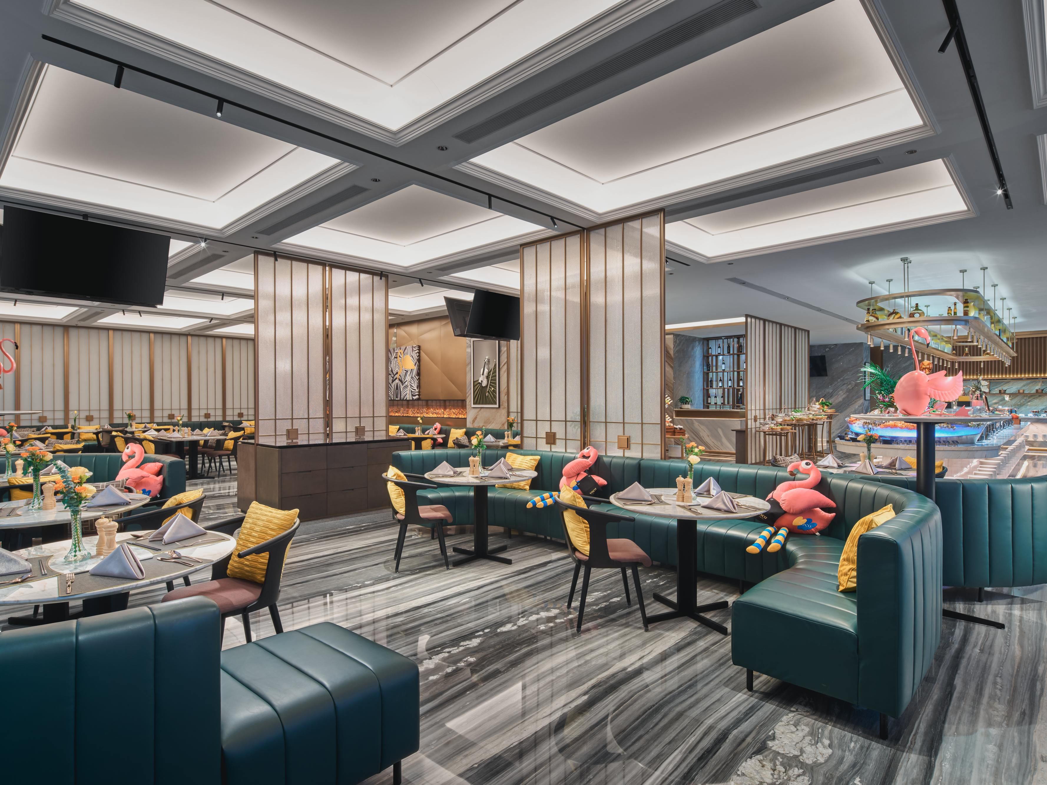 The M-café all day dinning restaurant curved texture booths and decorated with VOCO fashion elements create a sense of fun for guests. The relaxed and lively dining space features an open kitchen, where experienced global cuisines including seafood, steak steaks, signature hot pots, and authentic Xi'an specialties made on site.