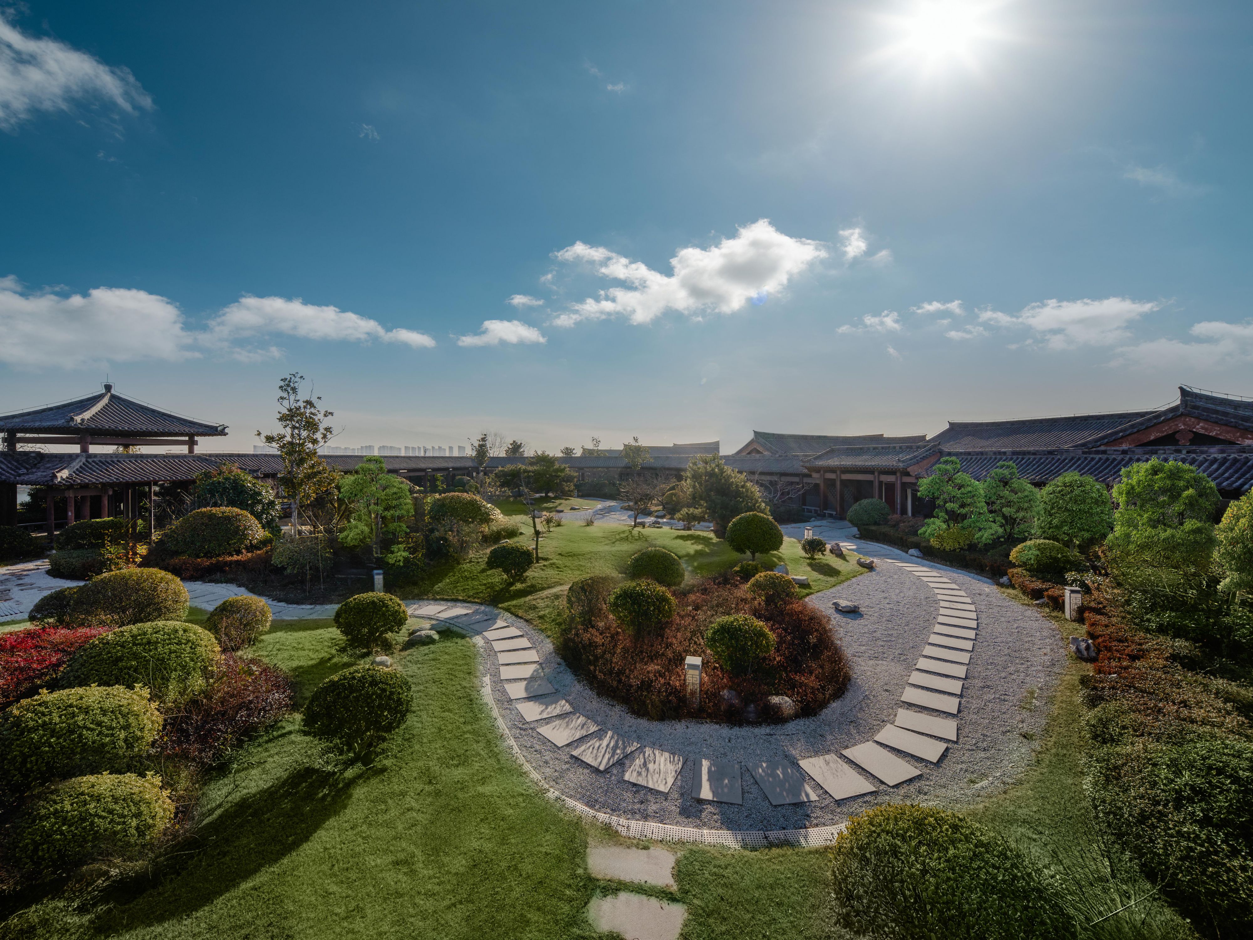 The hotel blends ancient courtyard charm with Suzhou-style garden aesthetics, creating a harmonious fusion of classic and contemporary design.
Exquisite Chinese private rooms are nestled within the courtyard, while the sky garden, adorned with seasonal blooms, provides an idyllic backdrop for romantio weddings and bespoke events.